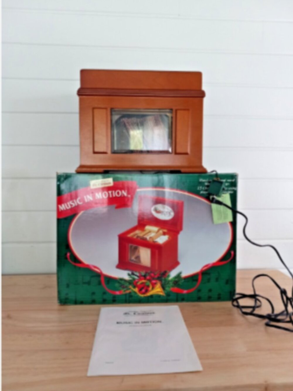 Mr Christmas Music in Motion Wood Music Box 15 Christmas Carols IOB Works Video